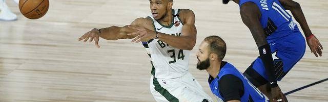  沙尔克04换人调整见效，替补登场改写比分