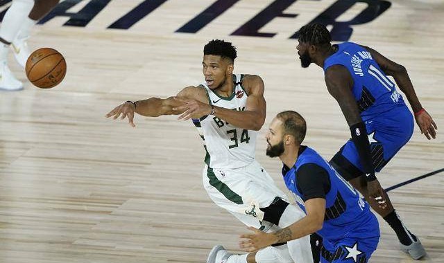  沙尔克04换人调整见效，替补登场改写比分