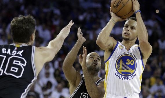  库里三分球14中9勇士大胜马刺  